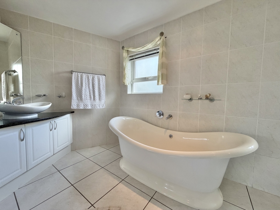 6 Bedroom Property for Sale in Marina Martinique Eastern Cape